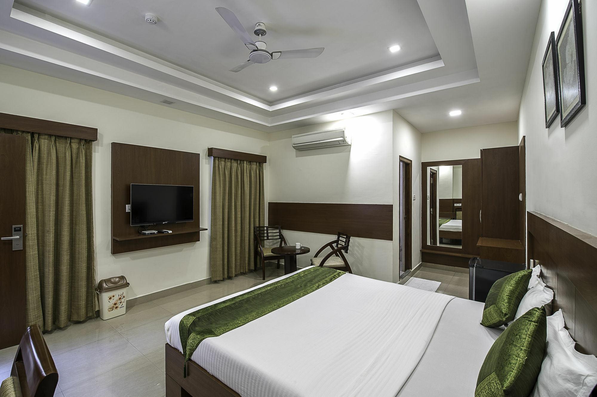 Treebo Trend Hotel Jp Plaza Nampally Гайдарабад Екстер'єр фото